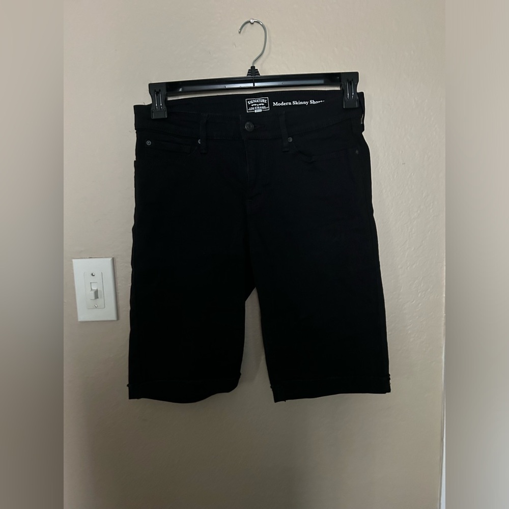 Levi’s modern skinny shorts. 10/30